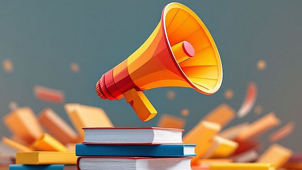 Megaphone auf Büchern