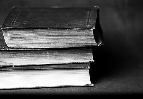 drei alte Bücher gestapelt, schwarz-weiss