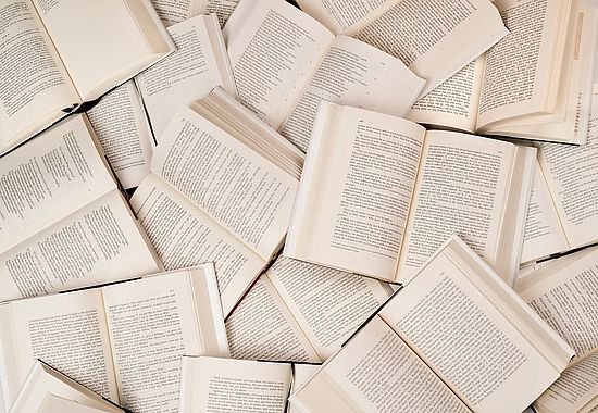 aufgeschlagene Bücher von oben