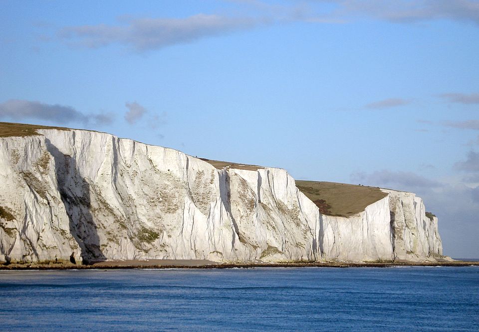 Die weissen Klippen von Dover – gesehen vom Deck der Fähre nach Frankreich. (Bild: Makiko Itoh/Flickr | CC BY-NC-SA 2.0)